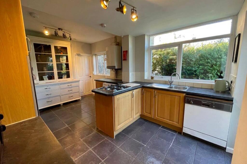 Large House Near Victoria Park For Groups, 10 Mins Bus To City Centre Cardiff Exterior photo